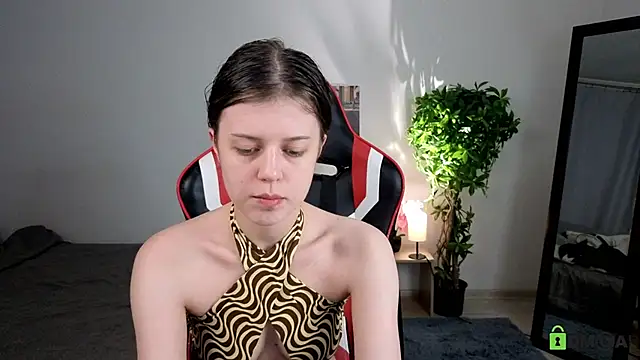 Este Glen online show from October 2025 12:01:02 AM