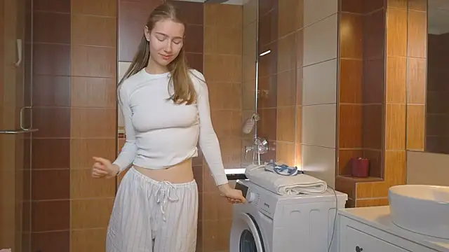 Snapshot of solar_bella chatting on January 2025 03:55:01 PM solar bella online show from January 2025 03:55:01 PM