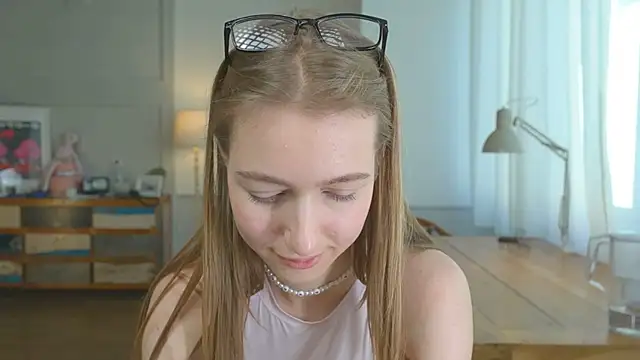 Snapshot of solar_bella chatting on February 2025 02:05:01 PM solar bella online show from February 2025 02:05:01 PM