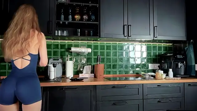 Snapshot of solar_bella chatting on February 2026 03:06:01 AM solar bella online show from February 2026 03:06:01 AM