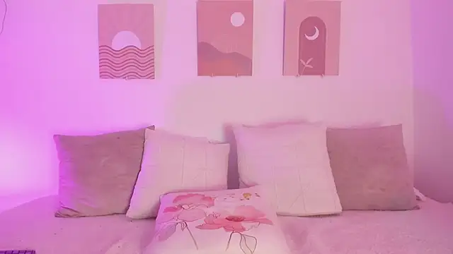 Snapshot of Mia_Heartt chatting on January 2025 06:57:01 PM Mia Heartt online show from January 2025 06:57:01 PM