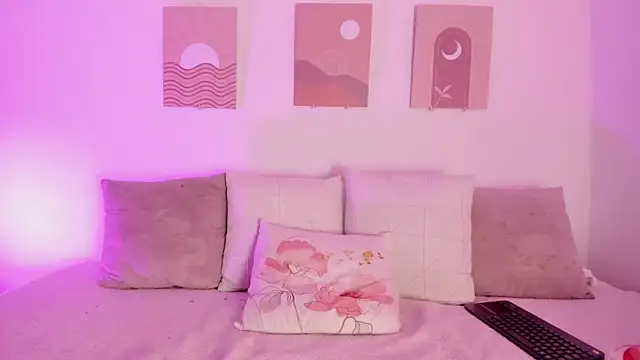 Snapshot of Mia_Heartt chatting on January 2025 07:08:01 PM Mia Heartt online show from January 2025 07:08:01 PM