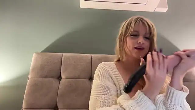 Snapshot of LustfulLuna_ chatting on December 2025 09:33:02 PM LustfulLuna online show from December 2025 09:33:02 PM