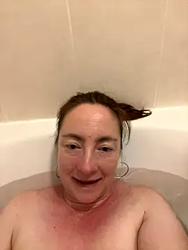 Snapshot of LouiseTswing chatting on December 2024 04:40:01 PM LouiseTswing online show from December 2024 04:40:01 PM