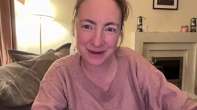 Snapshot of LouiseTswing chatting on December 2024 11:35:02 PM LouiseTswing online show from December 2024 11:35:02 PM