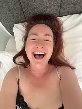 Snapshot of LouiseTswing chatting on June 2026 03:32:02 PM LouiseTswing online show from June 2026 03:32:02 PM