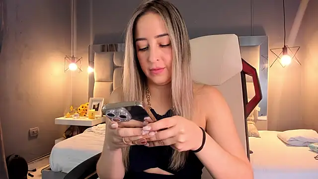 Snapshot of AliceSteel12 chatting on December 2024 12:33:01 PM AliceSteel12 online show from December 2024 12:33:01 PM