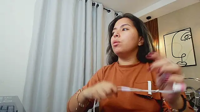 Sharlotte Milk online show from September 2025 11:10:02 AM