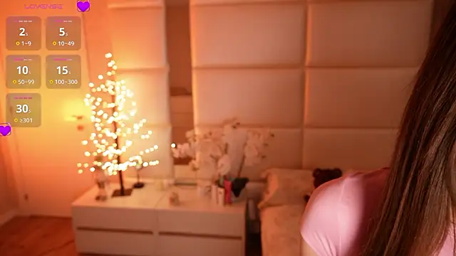 Lilly Colins online show from February 2026 07:06:02 PM