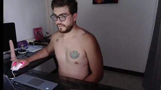 Snapshot of Dylanwish chatting on December 2024 10:43:02 PM Dylanwish online show from December 2024 10:43:02 PM