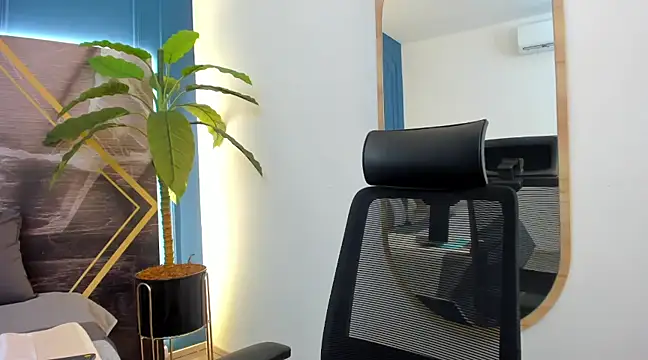 NathRossi online show from December 2024 06:49:02 PM