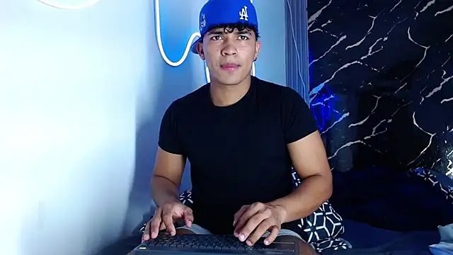 jamescurli  online show from October 2025 02:45:02 PM