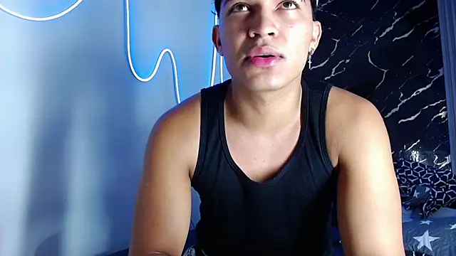 jamescurli  online show from October 2025 04:59:02 PM