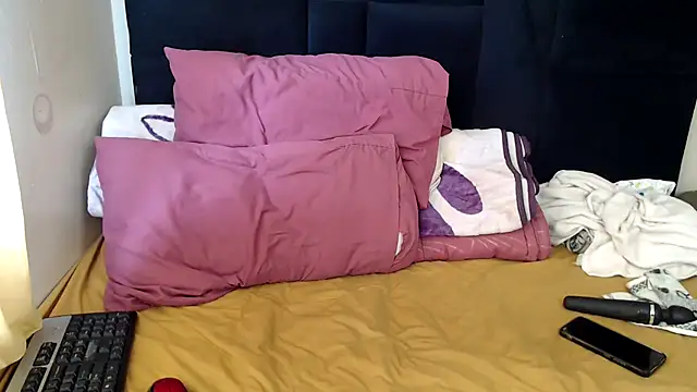 Snapshot of Busty-Londie chatting on October 2025 08:53:01 AM Busty-Londie online show from October 2025 08:53:01 AM