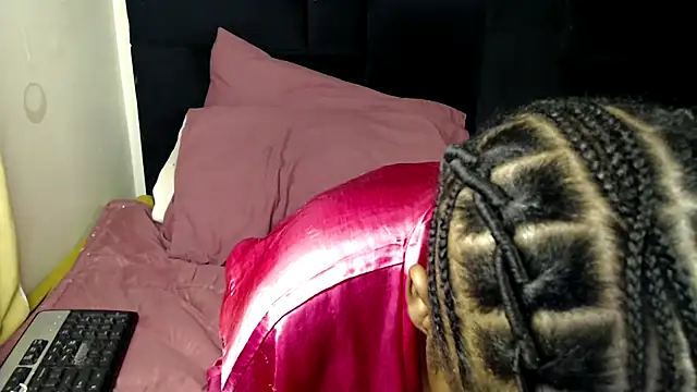 Snapshot of Busty-Londie chatting on November 2025 06:52:01 PM Busty-Londie online show from November 2025 06:52:01 PM