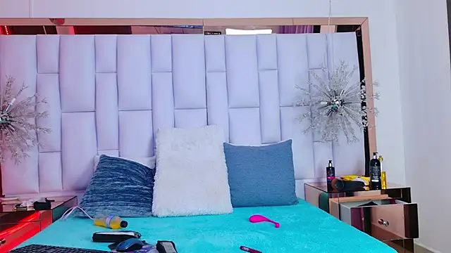 LiliFox18 online show from December 2024 07:18:02 PM