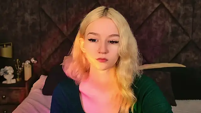 Snapshot of NaomiLoys chatting on November 2025 10:37:01 AM NaomiLoys online show from November 2025 10:37:01 AM