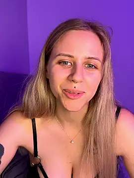 lunawolf21 online show from January 2026 08:22:02 PM