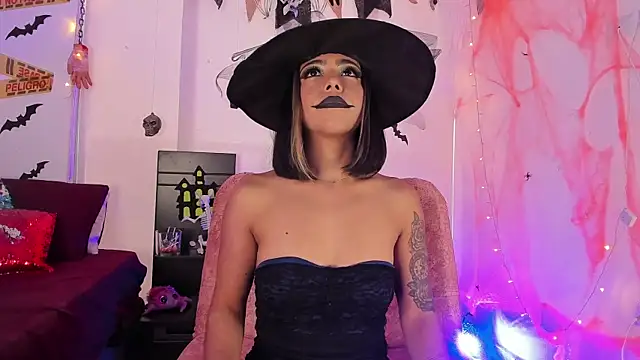 Snapshot of AndreaVelasco chatting on October 2025 06:23:01 PM AndreaVelasco online show from October 2025 06:23:01 PM