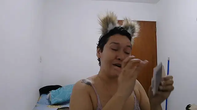 luxandracon23 online show from February 2026 07:20:01 PM