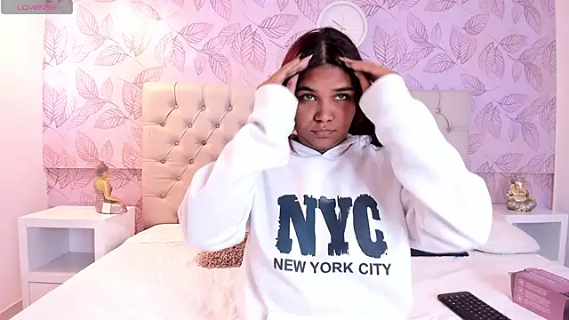 Snapshot of Carolina_Evanss chatting on February 2025 03:41:01 AM Carolina Evanss online show from February 2025 03:41:01 AM