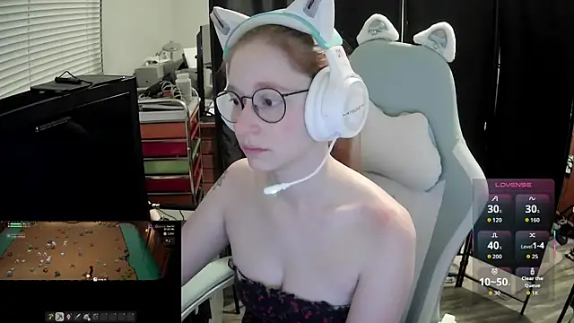 Snapshot of LilyFoxxx chatting on June 2026 05:13:02 AM LilyFoxxx online show from June 2026 05:13:02 AM