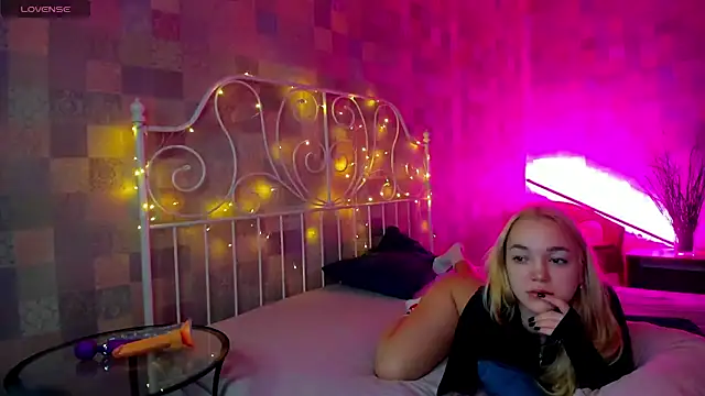 Snapshot of Christy_Little chatting on February 2025 02:37:01 AM Christy Little online show from February 2025 02:37:01 AM