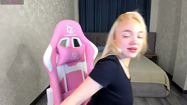 Snapshot of Christy_Little chatting on February 2025 01:24:02 AM Christy Little online show from February 2025 01:24:02 AM