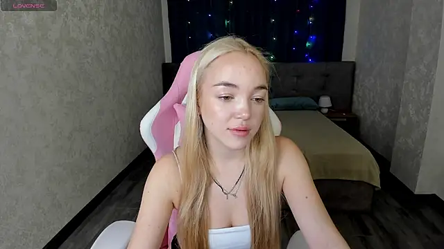 Snapshot of Christy_Little chatting on February 2025 12:54:01 AM Christy Little online show from February 2025 12:54:01 AM