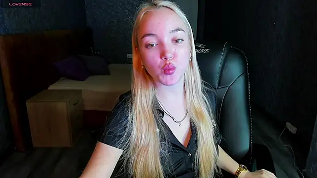 Snapshot of Christy_Little chatting on February 2025 08:20:01 AM Christy Little online show from February 2025 08:20:01 AM