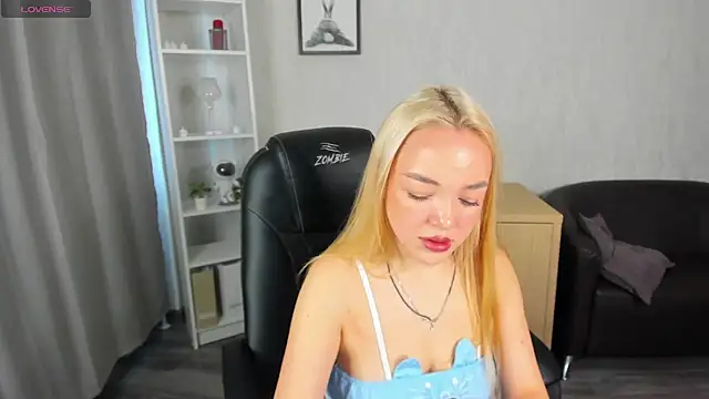 Snapshot of Christy_Little chatting on March 2025 07:38:02 AM Christy Little online show from March 2025 07:38:02 AM