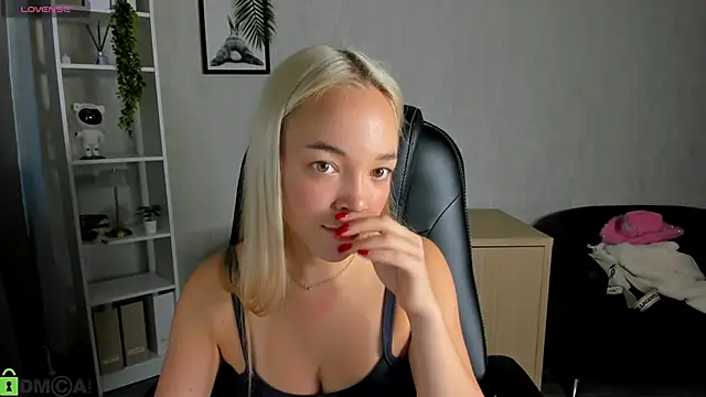 Snapshot of Christy_Little chatting on September 2025 12:43:02 AM Christy Little online show from September 2025 12:43:02 AM