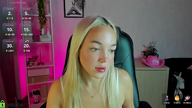 Snapshot of Christy_Little chatting on September 2025 11:39:02 PM Christy Little online show from September 2025 11:39:02 PM