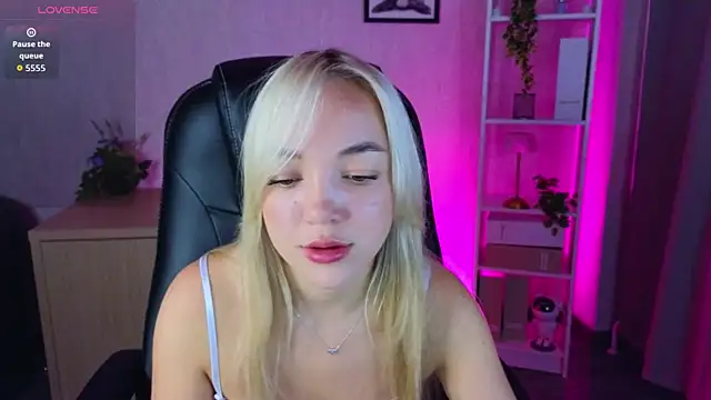 Snapshot of Christy_Little chatting on September 2025 11:40:01 PM Christy Little online show from September 2025 11:40:01 PM