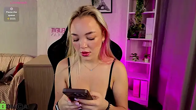 Snapshot of Christy_Little chatting on December 2025 12:38:02 AM Christy Little online show from December 2025 12:38:02 AM