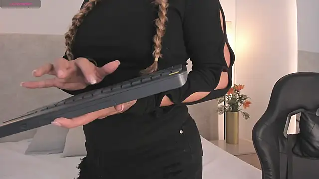 Saori newman online show from November 2025 11:54:01 AM