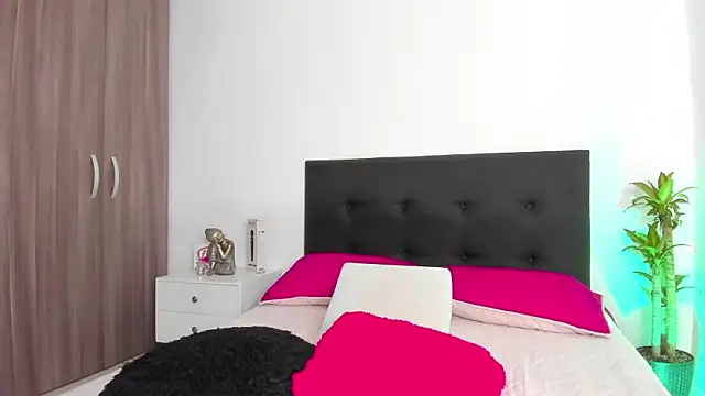 LaylaJewel online show from December 2024 04:09:02 PM