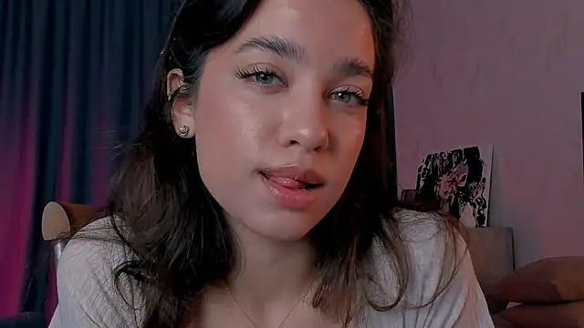 Snapshot of EmeliaReaper chatting on October 2025 08:31:01 PM EmeliaReaper online show from October 2025 08:31:01 PM