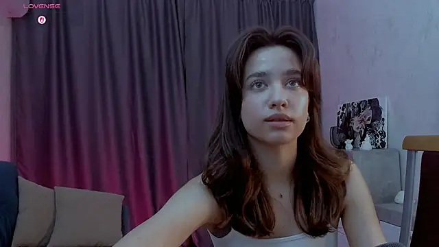 Snapshot of EmeliaReaper chatting on November 2025 08:33:02 PM EmeliaReaper online show from November 2025 08:33:02 PM