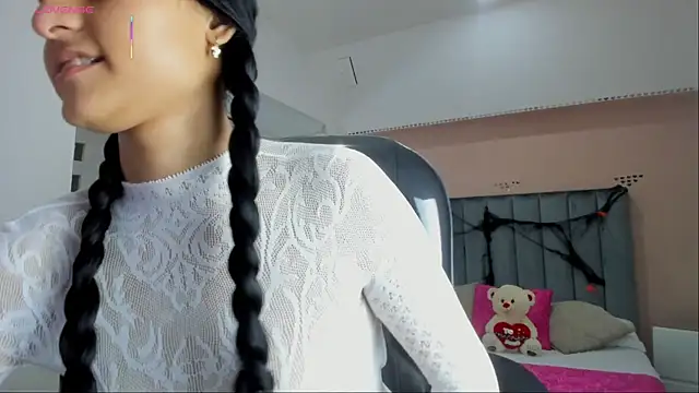 Giselle Roldan online show from October 2025 08:03:02 PM