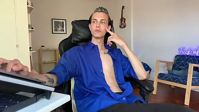 Snapshot of Den_BlueXx chatting on December 2024 08:07:02 PM Den BlueXx online show from December 2024 08:07:02 PM