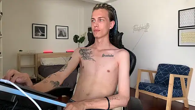 Snapshot of Den_BlueXx chatting on January 2025 01:00:01 PM Den BlueXx online show from January 2025 01:00:01 PM