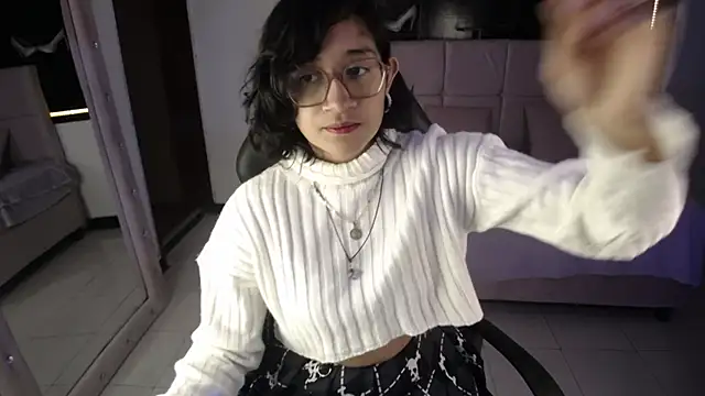 Lili Gomez  online show from September 2025 02:19:01 PM