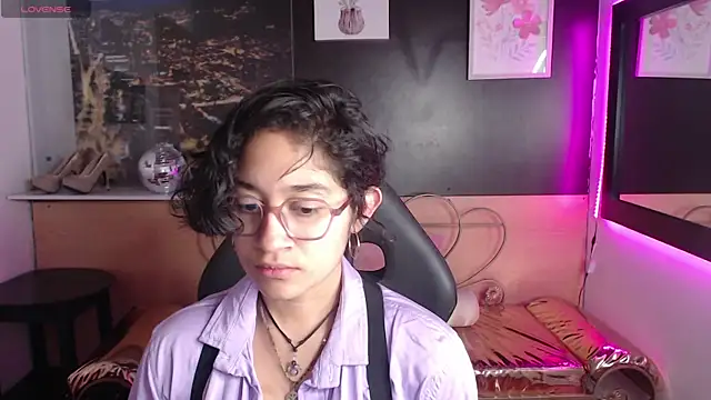 Lili Gomez  online show from October 2025 12:36:02 PM
