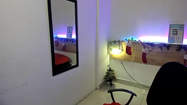 Emyli rousse  online show from December 2024 06:18:02 PM