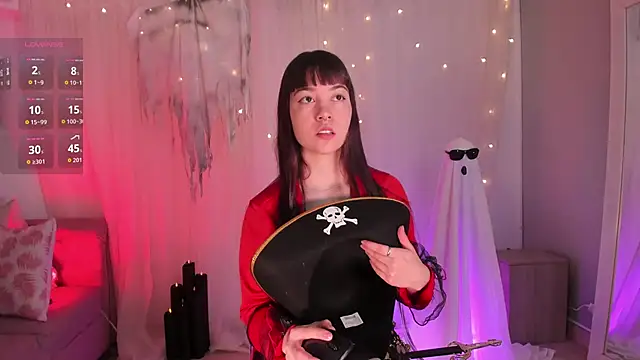 Lia Sweett  online show from October 2025 04:52:01 PM