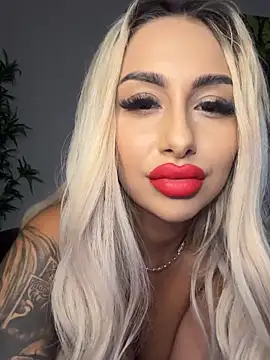 GoldenAmber online show from November 2025 07:06:01 PM