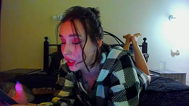 LinaTruly online show from December 2025 10:04:01 PM