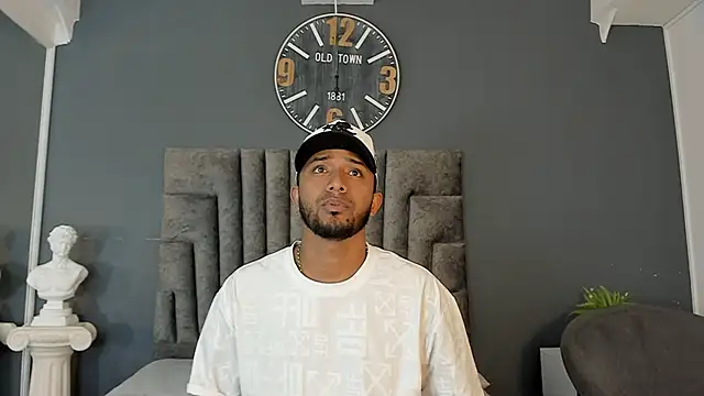 Snapshot of Robin_Rief chatting on June 2026 07:20:01 PM Robin Rief online show from June 2026 07:20:01 PM