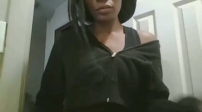 Snapshot of LuckiXCX chatting on December 2024 12:12:01 PM LuckiXCX online show from December 2024 12:12:01 PM